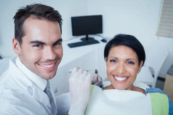 Dentista masculino examinando los dientes de las mujeres — Foto de Stock