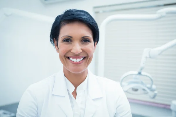 笑みを浮かべて女性歯科医 — ストック写真