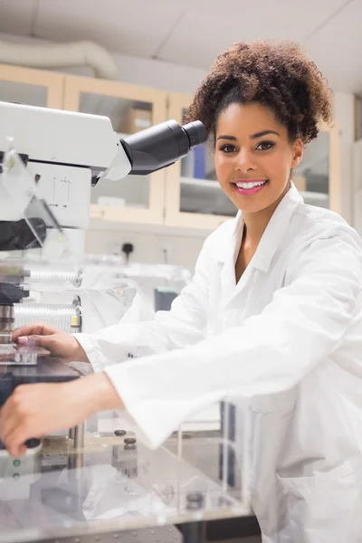 Jolie étudiante en sciences utilisant le microscope — Photo