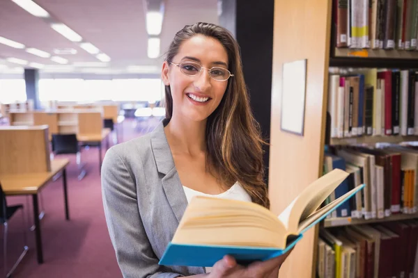 Bonito livro de leitura estudantil na biblioteca — Fotografia de Stock