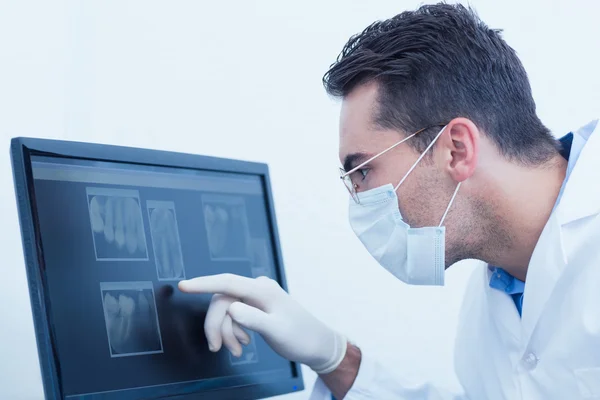 Dentista mirando rayos X en la computadora — Foto de Stock