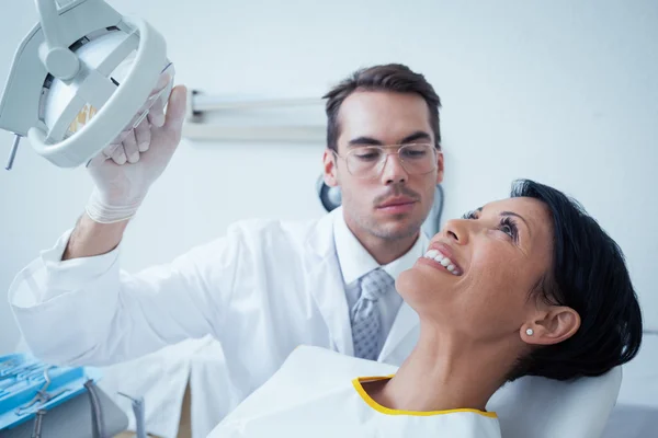 Mulher sorrindo à espera de exame dentário — Fotografia de Stock