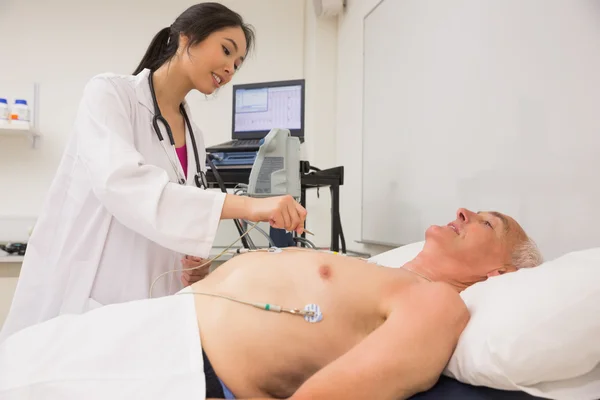 Medical student practicing on older man — Stock Photo, Image