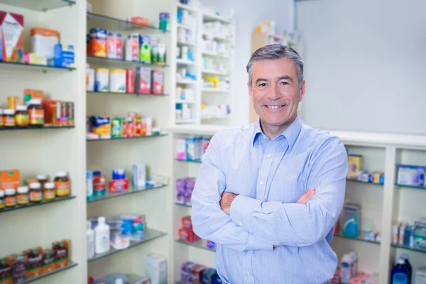 Farmacêutico de pé de braços cruzados — Fotografia de Stock