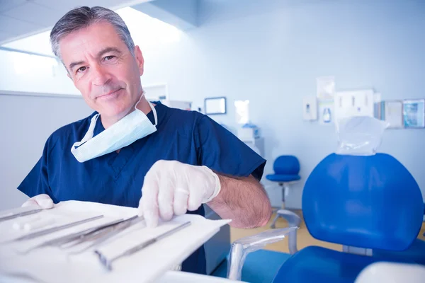 Dentist picking up tool — Stock Photo, Image