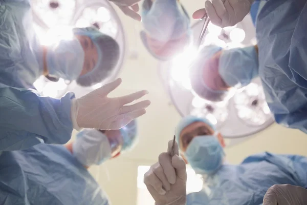 Medical students practicing surgery on model — Stock Photo, Image