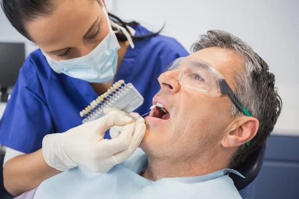 Dentista comparando clareamento dos dentes — Fotografia de Stock