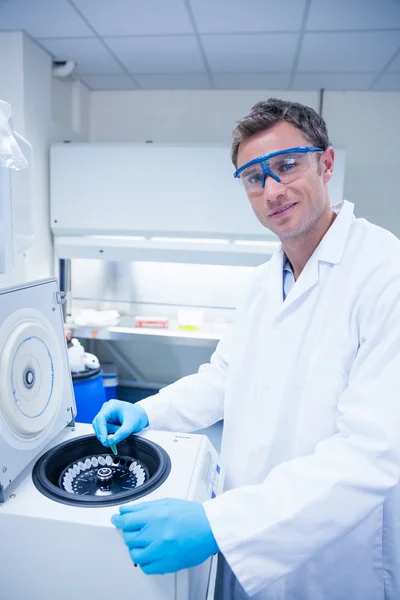 Uśmiechający się chemik za pomocą wirówki — Zdjęcie stockowe