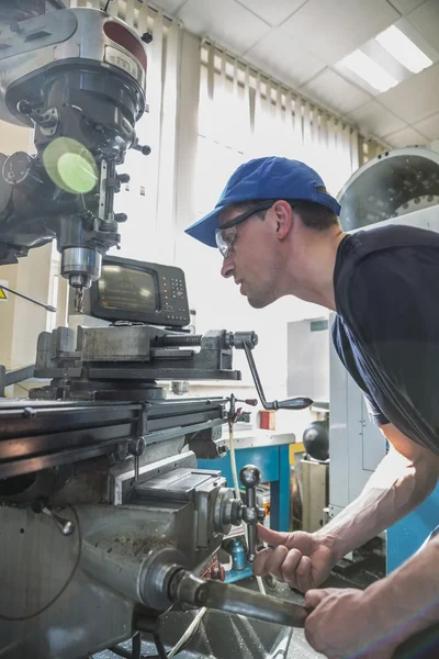 Maschinenbaustudent mit großem Bohrer — Stockfoto