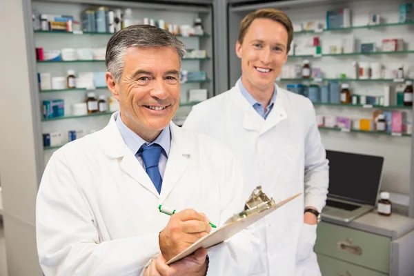 Farmacista anziano sorridente alla macchina fotografica — Foto Stock