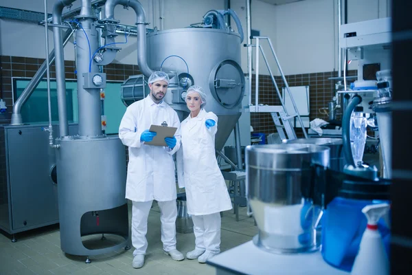 Food technicians working together — Stock Photo, Image