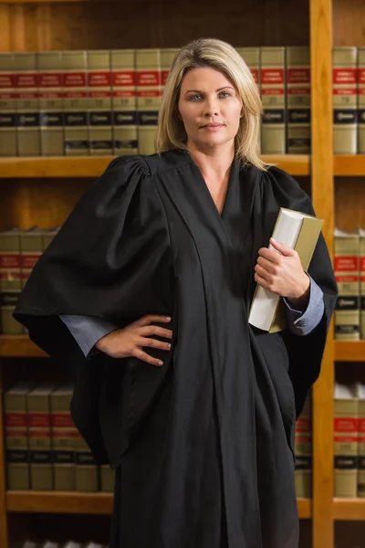 Advogado segurando livro na biblioteca de direito — Fotografia de Stock