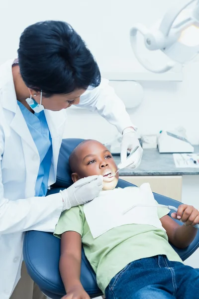 Female dentist examining boys teeth — Stock Photo, Image