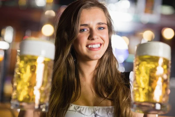 Улыбающаяся барменша фестиваля Октоберфест с пивом — стоковое фото