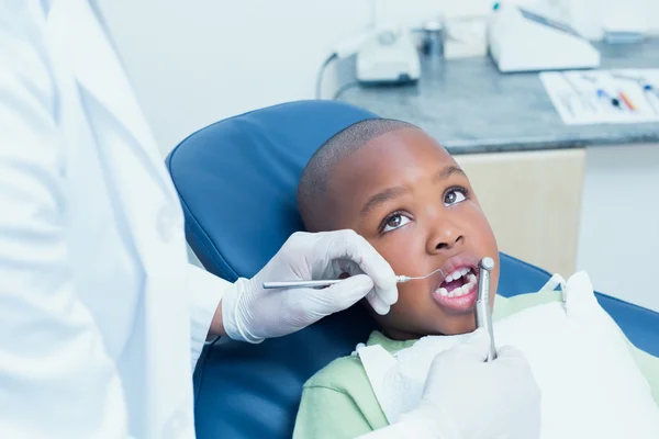 Menino com os dentes examinados pelo dentista — Fotografia de Stock