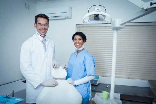 Портрет улыбающихся стоматологов — стоковое фото