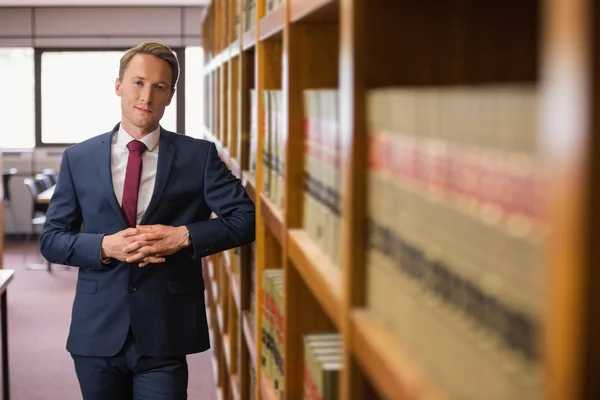 Un abogado guapo en la biblioteca de abogados — Foto de Stock