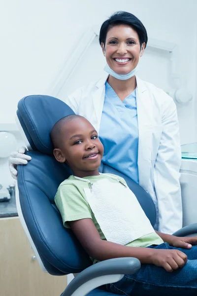Porträt einer Zahnärztin, die Zähne von Jungen untersucht — Stockfoto