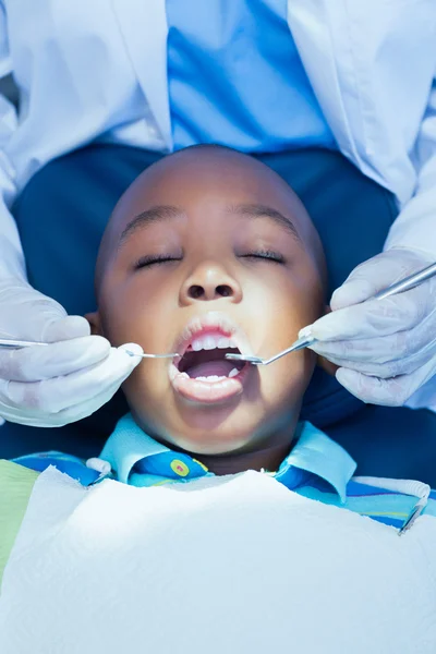 Close up de menino ter seus dentes examinados — Fotografia de Stock