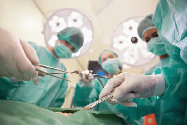 Medical students practicing surgery on model — Stock Photo, Image