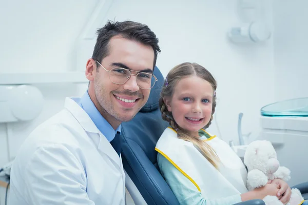 Mężczyzna dentysta bada dziewczyny zębów — Zdjęcie stockowe