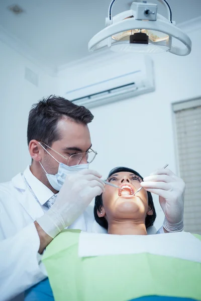 Male dentist examining womans teeth — Stock Photo, Image