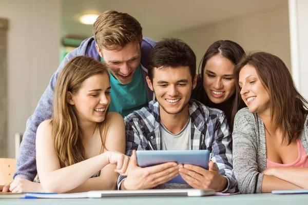 Szczęśliwy znajomych studentów przy użyciu komputera typu tablet — Zdjęcie stockowe