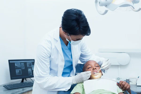 Female dentist examining boys teeth — Stock Photo, Image