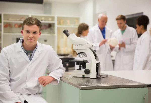 Estudante de medicina feliz trabalhando com microscópio — Fotografia de Stock