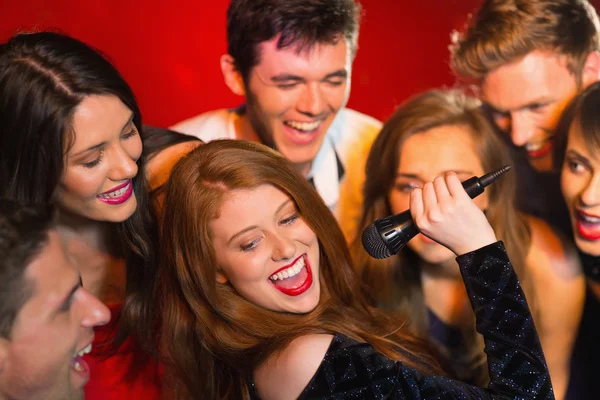 Amici felici che cantano il karaoke insieme — Foto Stock