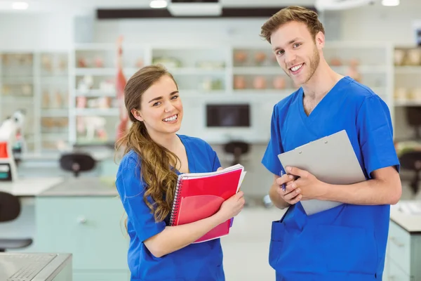 Jonge medische studenten glimlachen op camera — Stockfoto