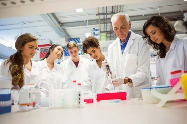 Studenten kijken docent in het lab — Stockfoto