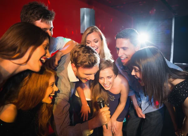 Amigos felices cantando karaoke juntos — Foto de Stock