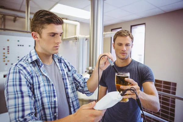 비 커에 맥주를 테스트 하는 두 캐주얼 남자 — 스톡 사진