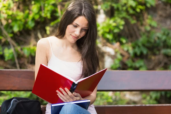 Jolie étudiante étudiant à l'extérieur sur le campus — Photo