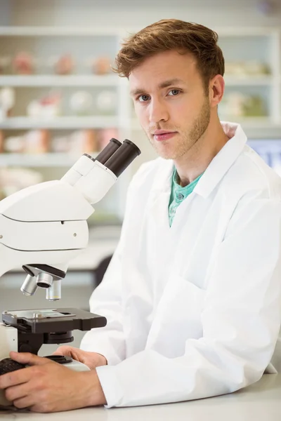 Młody naukowiec pracy z mikroskopem — Zdjęcie stockowe