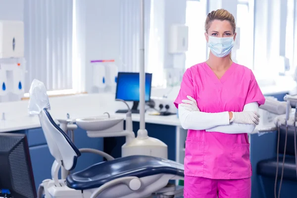 Dentista en máscara quirúrgica de pie — Foto de Stock