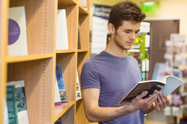 Universitetet student stående reading lärobok — Stockfoto