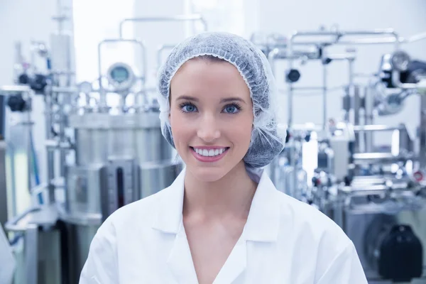 Portrait of a smiling scientist wearing hair net — Stock Photo, Image