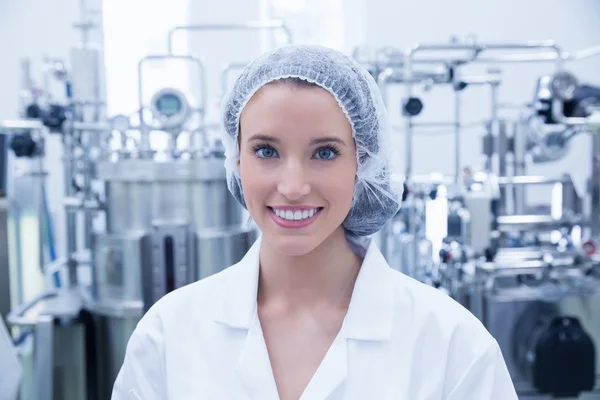 Portrait d'un scientifique souriant portant un filet à cheveux — Photo