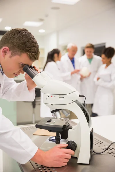 Jeune étudiant en médecine travaillant au microscope — Photo