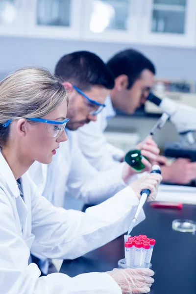 Estudiantes de ciencias trabajando con químicos en laboratorio —  Fotos de Stock