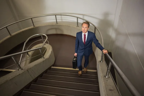 Empresario subiendo las escaleras — Foto de Stock