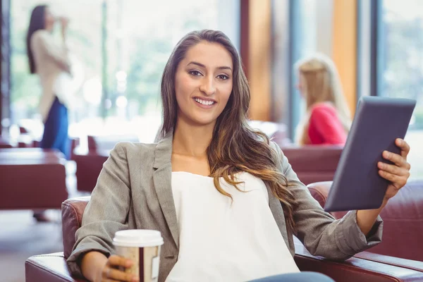 Chica sonriente usando tableta digital — Foto de Stock