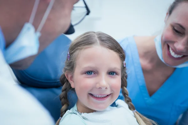 Portret van meisje na haar tanden onderzocht close-up — Stockfoto