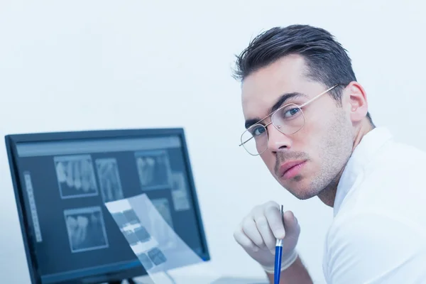Dentista masculino com raio-x no computador — Fotografia de Stock