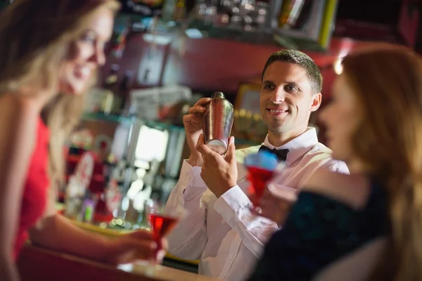 Bonito barman conversando com clientes — Fotografia de Stock