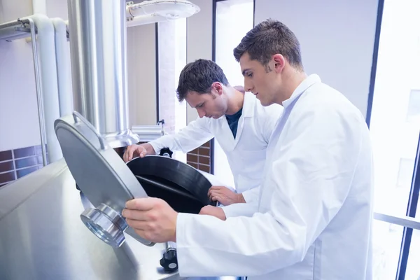 Dois cientistas a olhar para o contentor — Fotografia de Stock