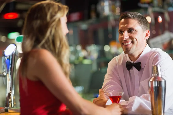 Barman chatting to pretty customer — Stock Photo, Image