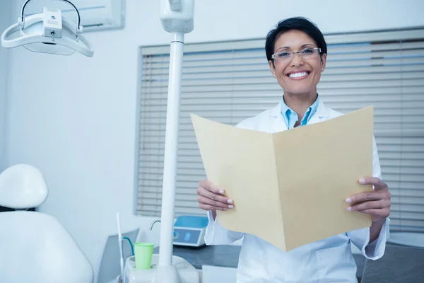 Sorridenti rapporti di lettura dentista femminile — Foto Stock